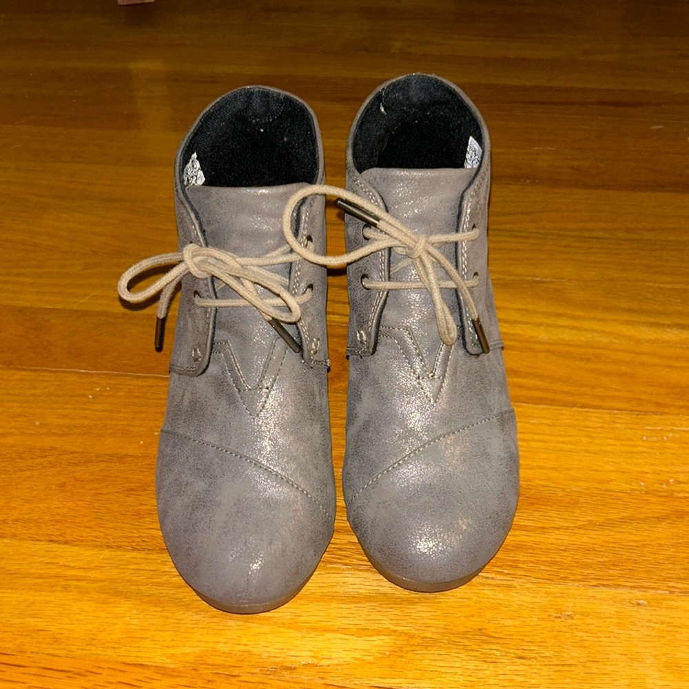 Tom’s wedge heels